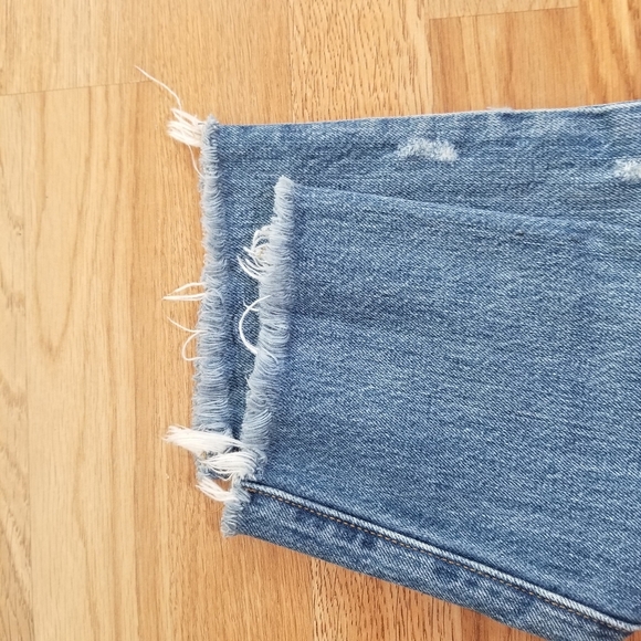 501 Levi's Medium Wash Distressed Button Fly Levi's Jeans. - Picture 12 of 15